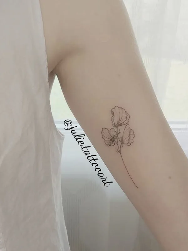 female black fineline tattoo auf forearm #38390 | Tätowierer Juliane Visser