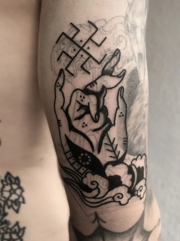 black blackwork 纹身 在 forearm #46566 | 纹身师 Candice Soleillant