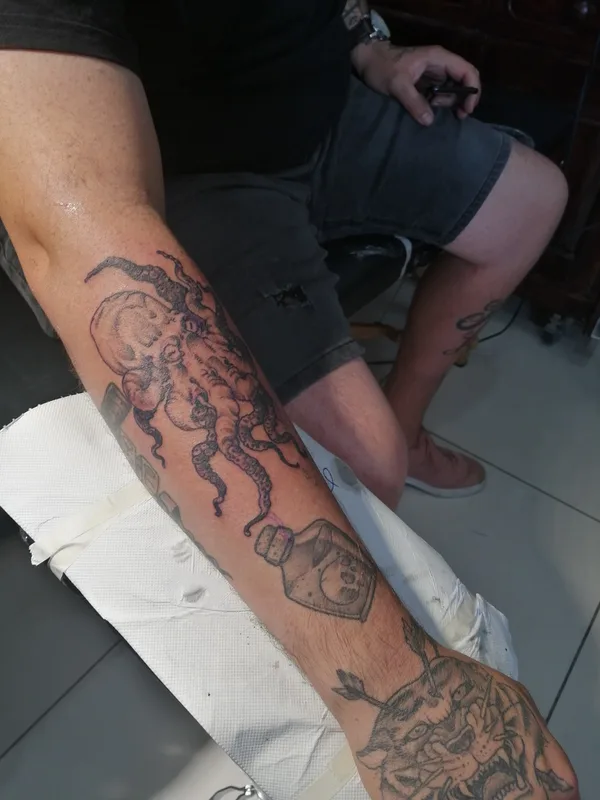 male black blackwork 纹身 在 forearm #46638 | 纹身师 red webz tattoo studio