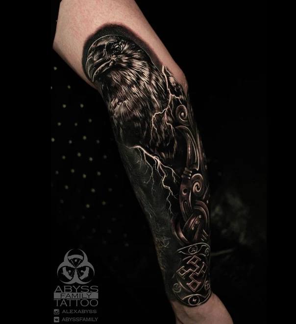Чёрно-серая Raven, Lightning tattoo на Полный рукав