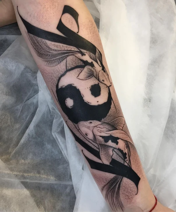 Блэкворк Yin yang, Koi fish tattoo на Предплечье