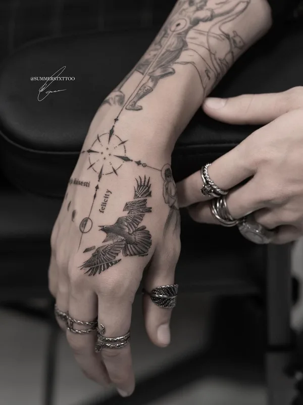 black and grey linework Tatuaggio su hand #46925 | Tatuatore Evan Summers