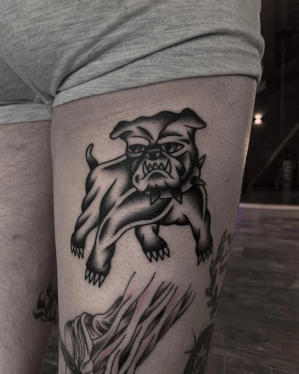 Традиционная Dog tattoo на Бедро