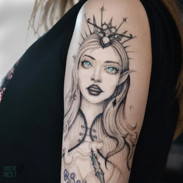 Чёрно-серая Elf, Portrait tattoo на Плечо