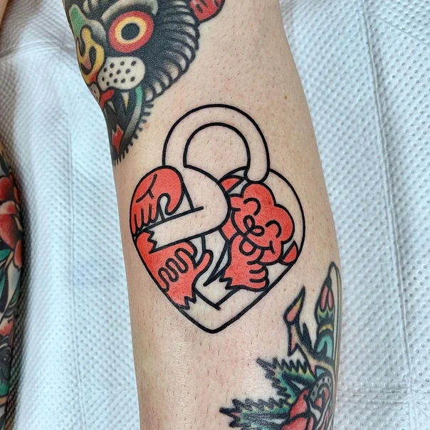 Графика Heart, Hands tattoo на Предплечье