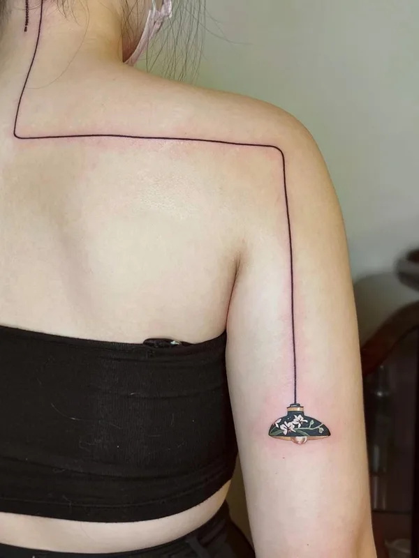 female color linework tatuaje en shoulder #47240 | Tatuador Yi Ching