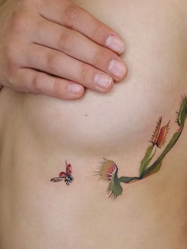 female color illustrative tatuaje en ribcage #47234 | Tatuador Yi Ching