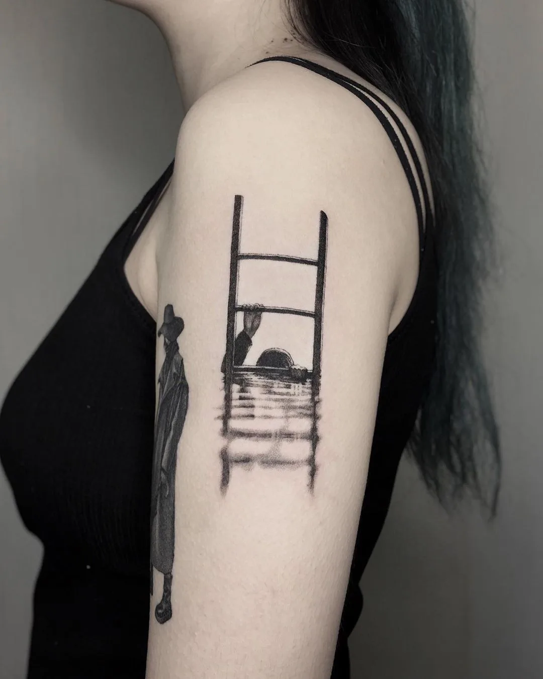 Tatuaggio nero di un artista cinese Rei
