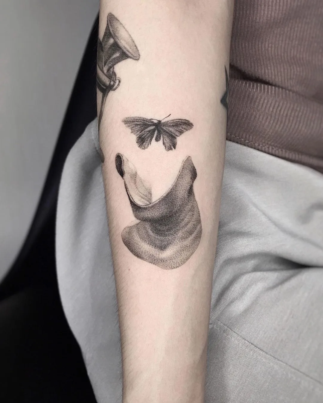 Tatuaggio miniaturizzato di una farfalla nera di Rei