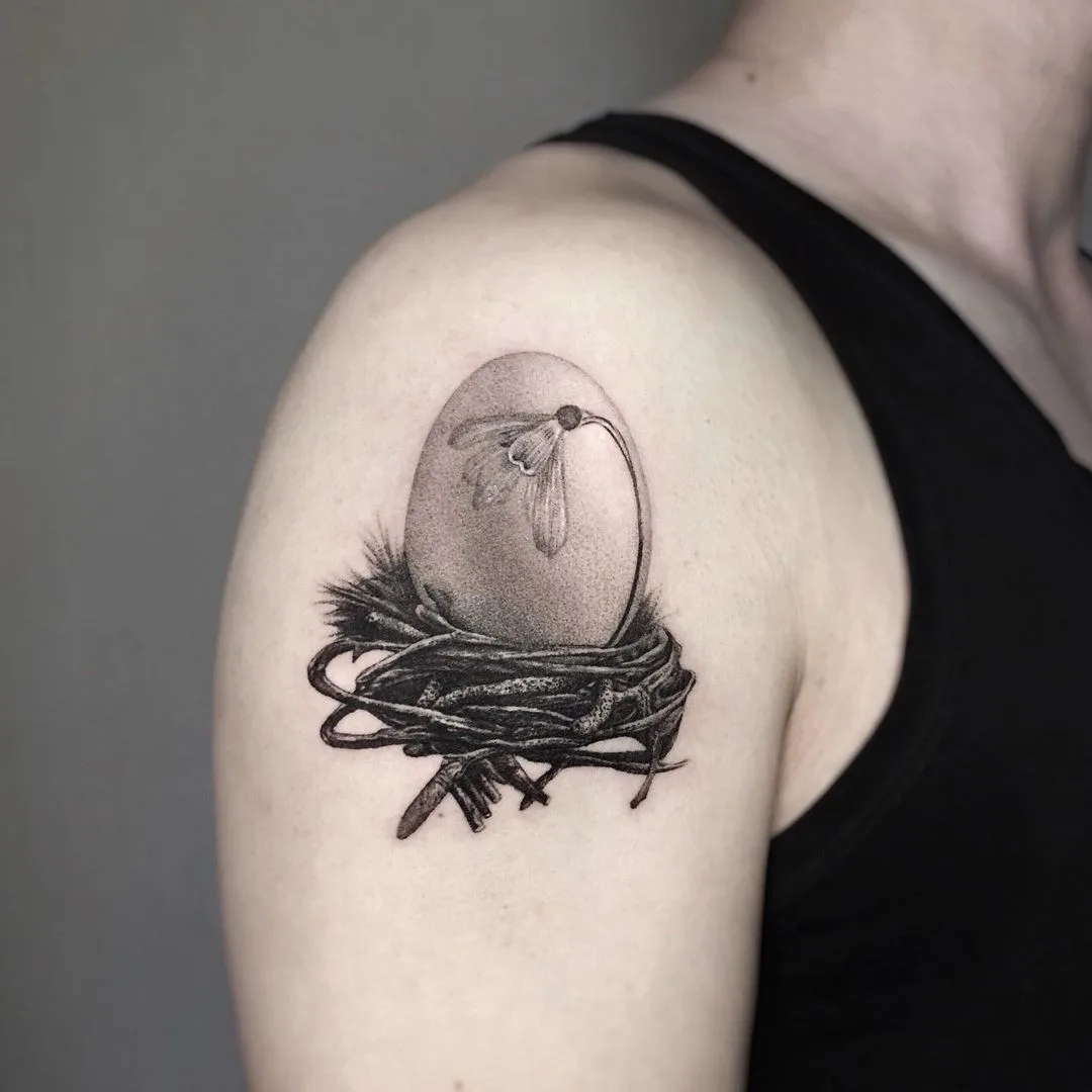 Tatuaggio miniaturizzato di un uovo nero di Rei