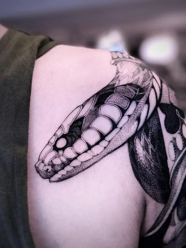 black and grey blackwork tattoo auf shoulder #47302 | Tätowierer Amina Katinova