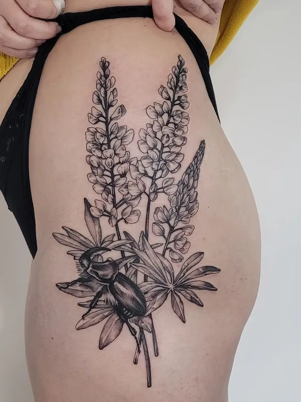 female black and grey blackwork Tatuaggio su hip #47415 | Tatuatore Aija May