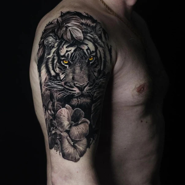 Реализм Tiger, Flowers tattoo на Плечо