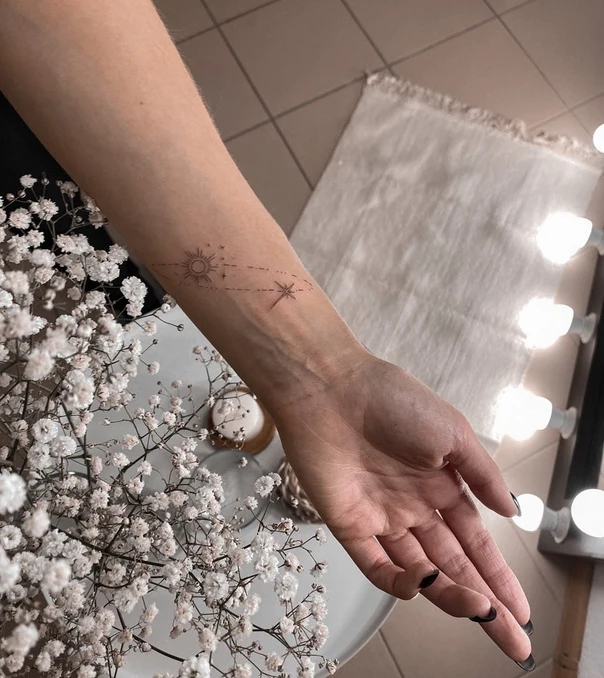 Файнлайн Sun, Star tattoo на Inner wrist