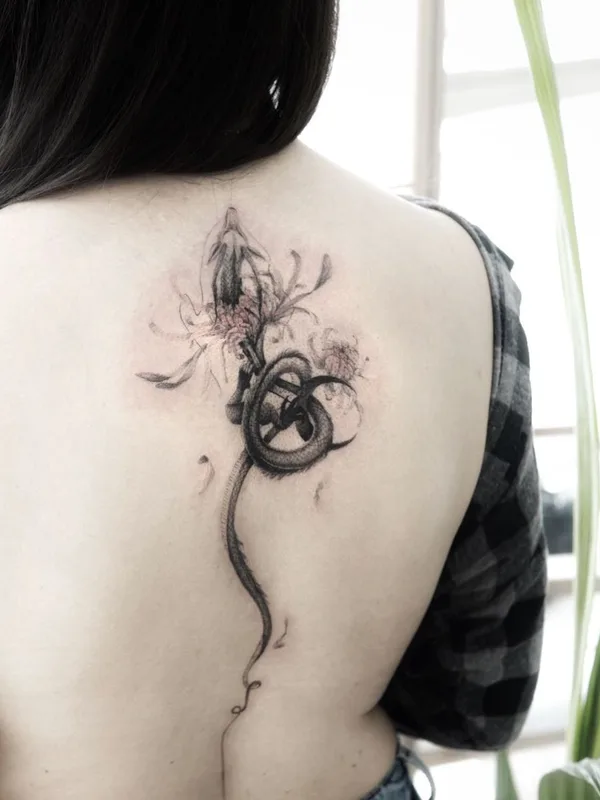 female black and grey sketch 纹身 在 upper back #47566 | 纹身师 Simge Güleryüz