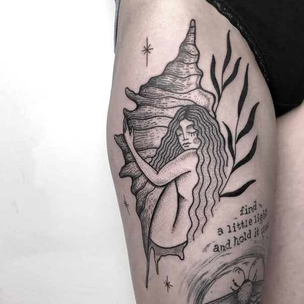 Linework Woman, Shell tattoo on Thigh
