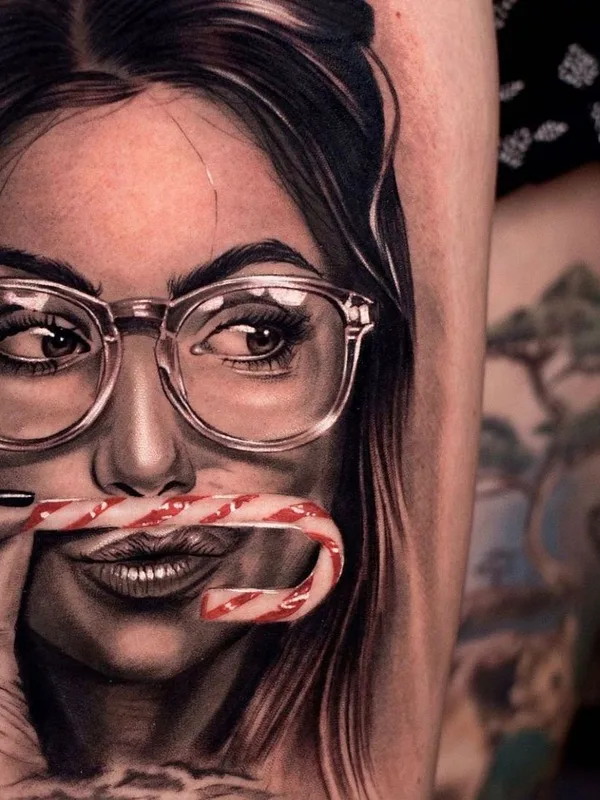female black and grey realism tatouage sur thigh #47967 | Artiste tatoueur Christis Galiropoulos