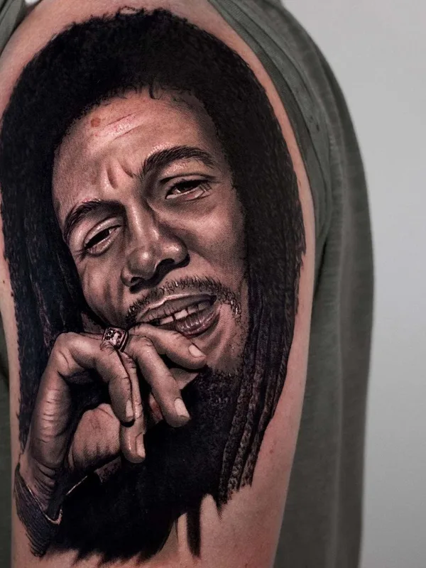 black and grey realism tatouage sur upper arm #47958 | Artiste tatoueur Christis Galiropoulos