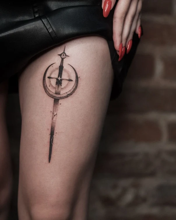 Лайнворк Sword, Crescent moon tattoo на Бедро