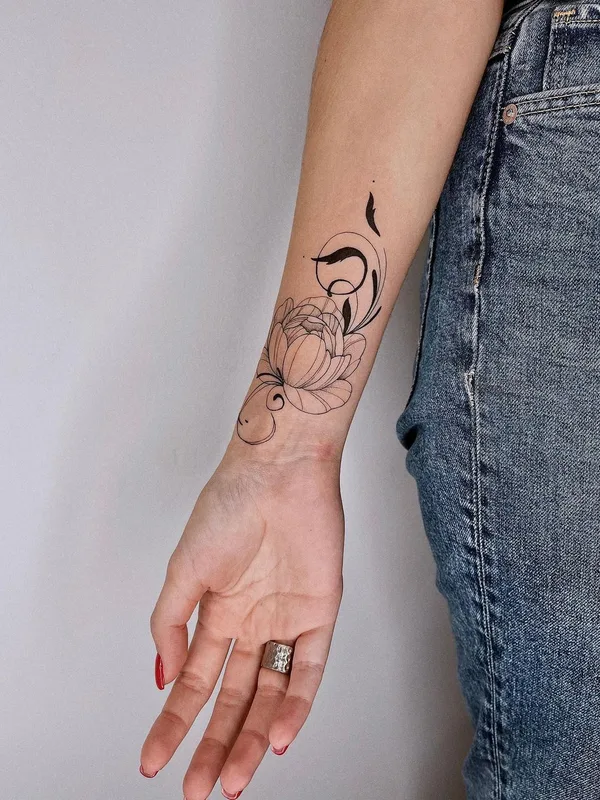 female black fineline tatouage sur forearm #48163 | Artiste tatoueur Mariya Dobroe tatu