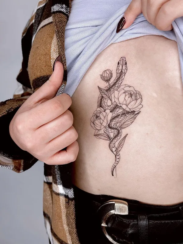 female black fineline tatouage sur side #48157 | Artiste tatoueur Mariya Dobroe tatu