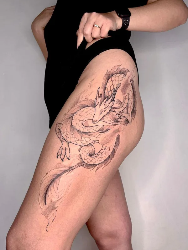 female black and grey linework tatouage sur thigh #48159 | Artiste tatoueur Mariya Dobroe tatu