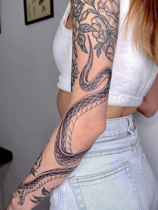female black and grey blackwork tatouage sur forearm #48161 | Artiste tatoueur Mariya Dobroe tatu