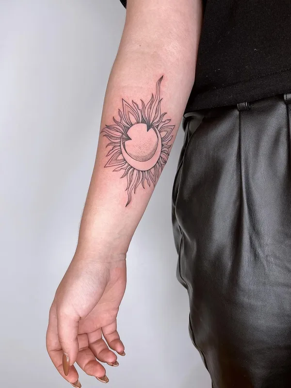 female black and grey linework tatouage sur forearm #48160 | Artiste tatoueur Mariya Dobroe tatu