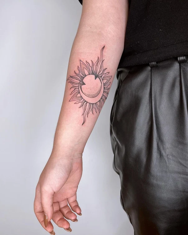 Лайнворк Sun, Moon tattoo на Предплечье