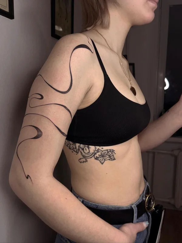 female black linework tatouage sur outer arm #48164 | Artiste tatoueur Mariya Dobroe tatu