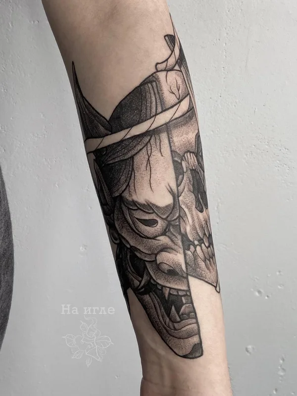 black and grey blackwork tatuaje en forearm #48192 | Tatuador Сергей Erni