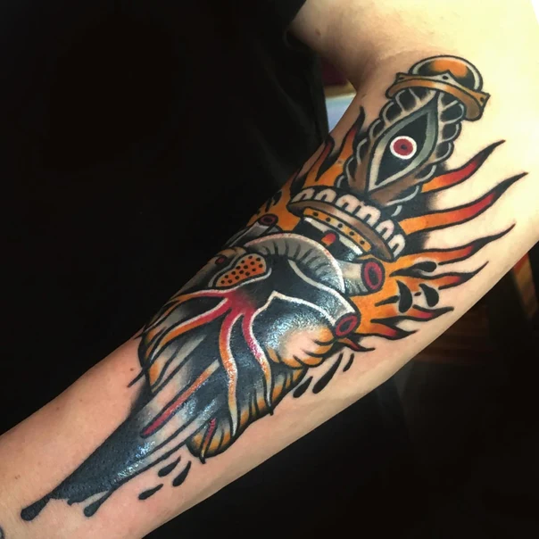 Традиционная Dagger, Flames tattoo на Предплечье