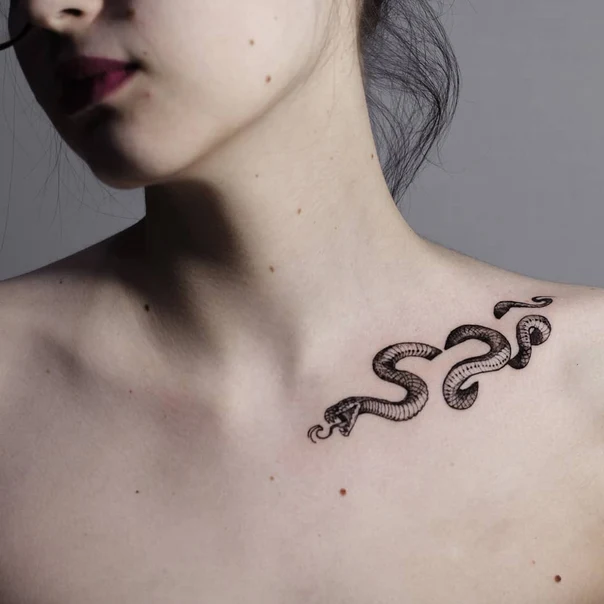 Лайнворк Snake tattoo на Collarbone