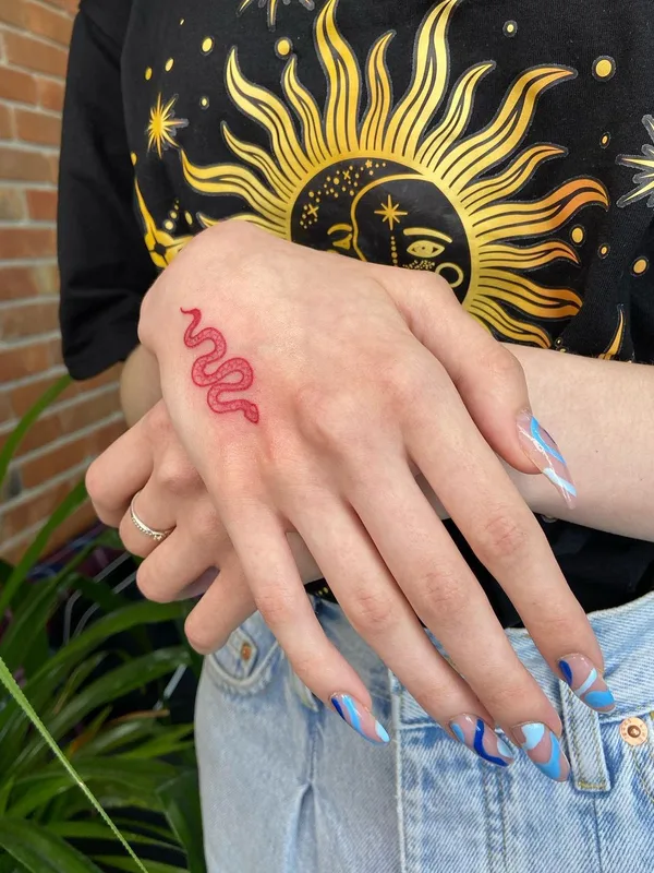 female color linework татуировка на back of hand #48405 | Тату мастер ВАЛЛИ