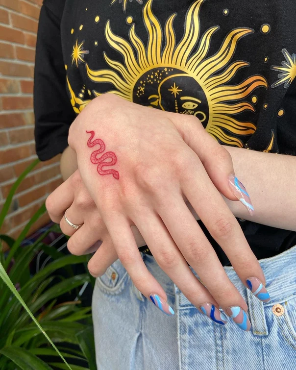 Лайнворк Snake tattoo на Тыльная сторона кисти