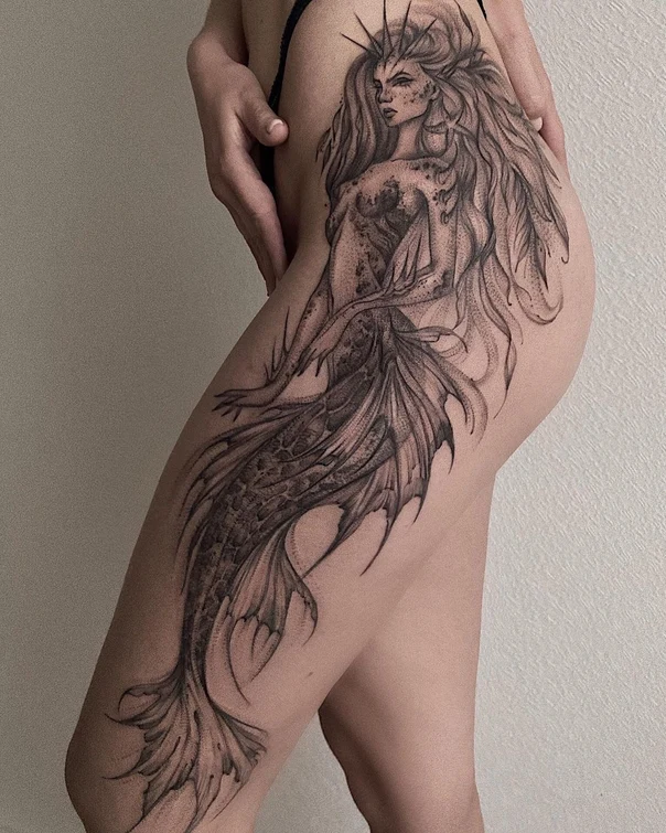 Чёрно-серая Mermaid tattoo на Thigh