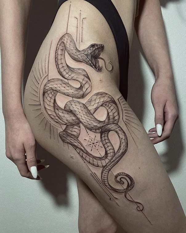 Лайнворк Snake, Geometric tattoo на Thigh