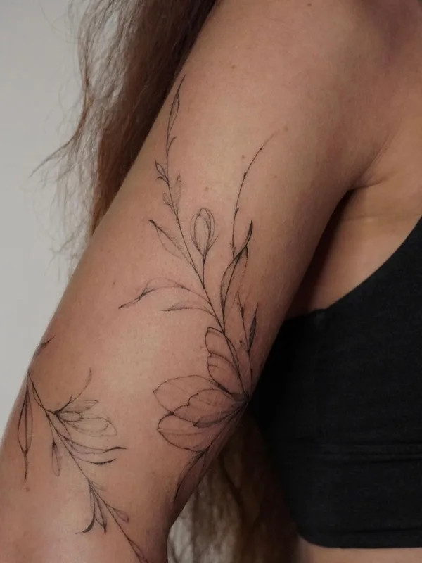 female black fineline 纹身 在 upper arm #48626 | 纹身师 Алла Ягупова
