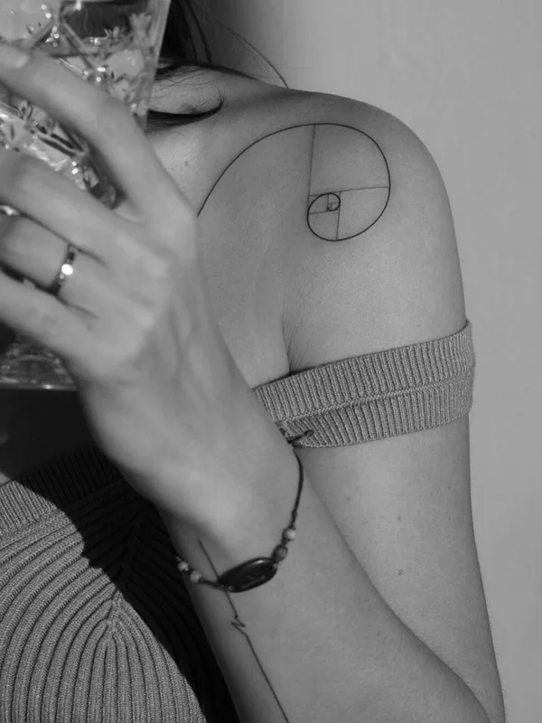 female black and grey fineline 纹身 在 shoulder #48618 | 纹身师 Алла Ягупова
