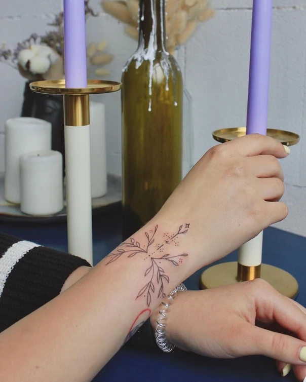 Файнлайн Leaves, Stars tattoo на Запястье