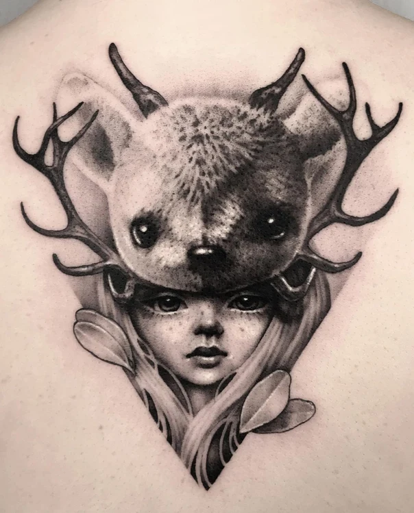Чёрно-серая Deer, Portrait tattoo на Верхняя часть спины