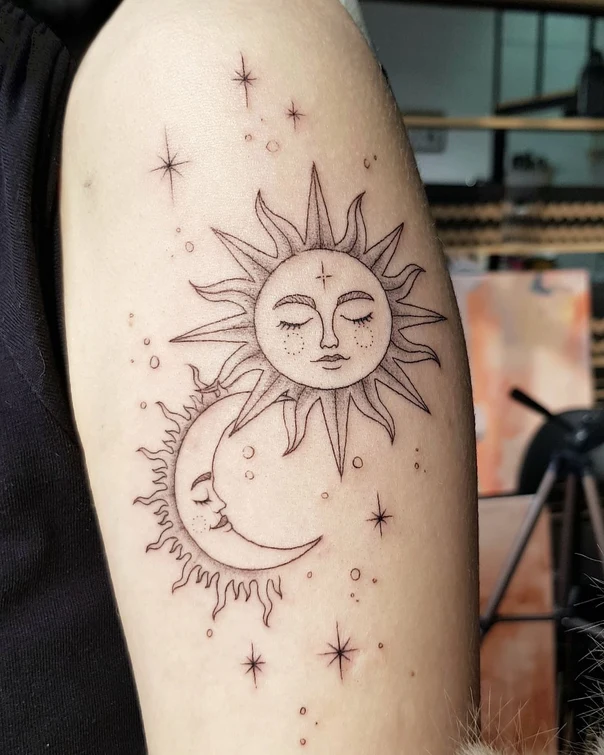 Лайнворк Sun, Moon tattoo на Плечо