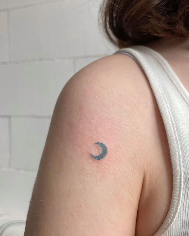 Минимализм Moon tattoo на Дельта