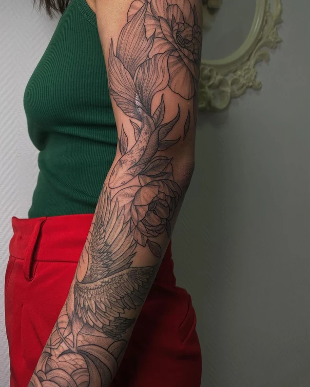 Блэкворк Fish, Flowers tattoo на Полный рукав