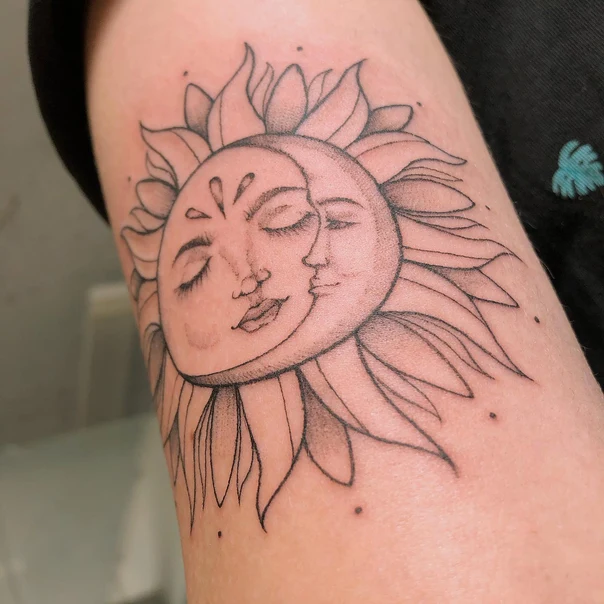Лайнворк Sun, Moon tattoo на Предплечье