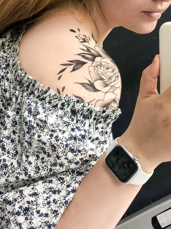 female black and grey botanic Tatuagem em shoulder #49000 | Tatuador Anastasia tattooer