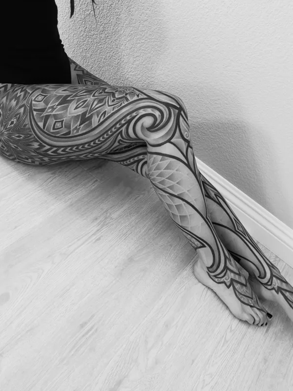 female black ornamental Tatuaggio su leg #49013 | Tatuatore ILYA CASCAD