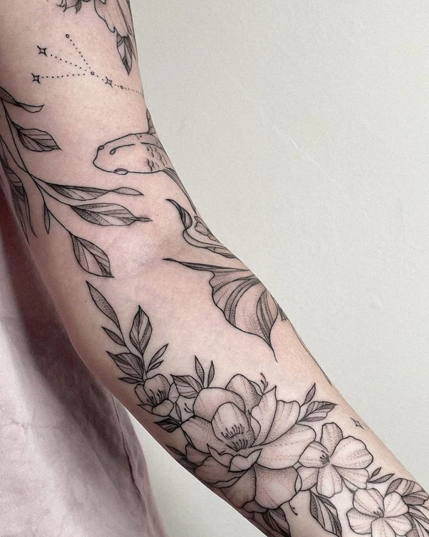 Файнлайн Flowers, Leaves tattoo на Предплечье