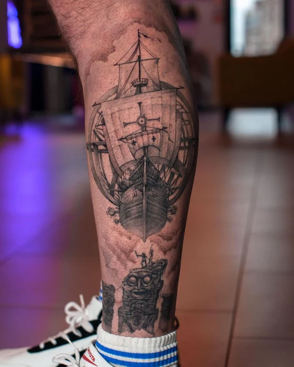 Чёрно-серая Ship, Compass tattoo на Икра
