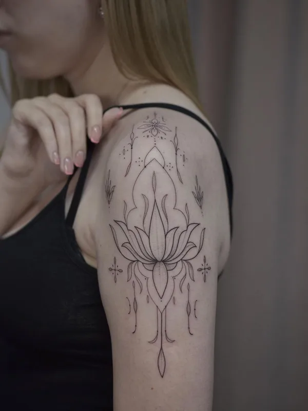 female black linework татуировка на shoulder #49072 | Тату мастер Vanilla Green